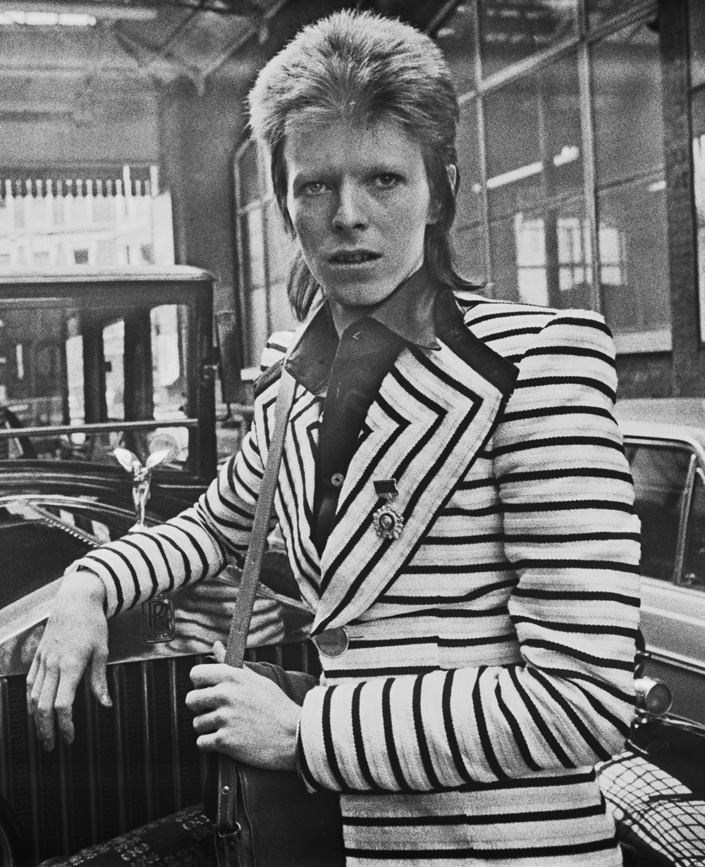 Oito Looks Icônicos Do David Bowie Dos Anos 70 Aos 2000 1938