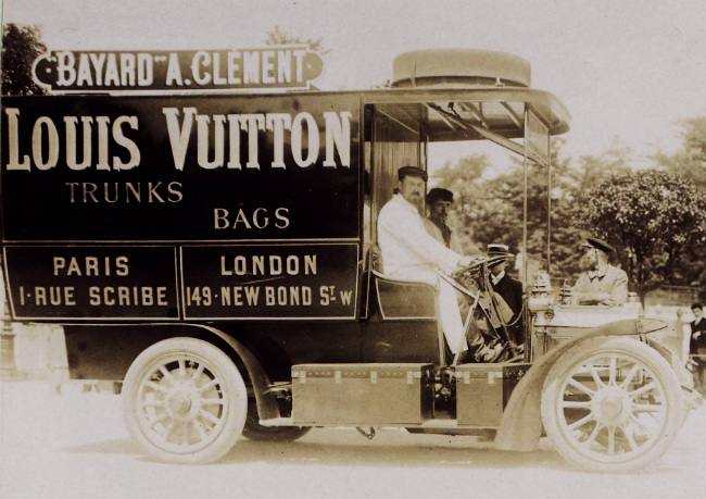 LOUIS VUITTON - França. Rara mala dura de viagem em couro, cerca 1930.